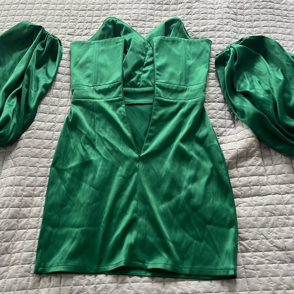 ELAGIA Puff sleeve (detachable) emerald green mini dress - Picture 3 of 3